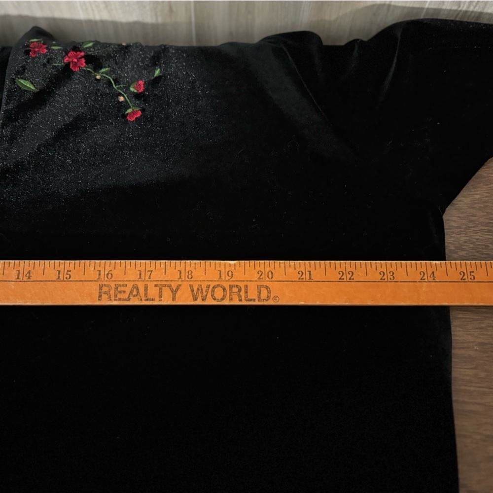 Carole Hochman Black Velvet Robe With Roses - Picture 9 of 9